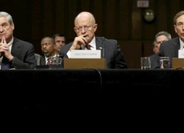 Petinggi intelijen AS, Direktur Intelijen Nasional, James Clapper duduk di tengah  bersama direktur FBI, Robert Mueller (kiri) dan direktur CIA, David Petraeus dalam acara dengar pendapat di Capitol Hill, Washington