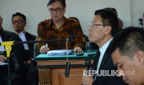 Petinggi Lippo Group James Riady hadir sebagai saksi untuk terdakwa Billy Sindoro dan sejumlah terdakwa lainnya saat sidang perkara suap perizinan proyek Meikarta, di Pengadilan Tipikor Bandung, Jalan LRE Martadinata, Kota Bandung, Rabu (6/2).