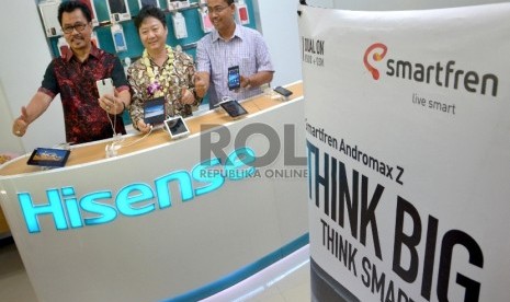 Petinggi PT Smartfren dan pimpinan Hisense Indonesia Stephen Qu membuka layanan purna jual di Surabaya.