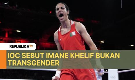 Petinju Aljazair Imane Khelif merayakan kemenangan atas Luca Anna Hamori dari Hungaria pada perempat final tinju kelas welter 66 kg wanita di Olimpiade Paris.