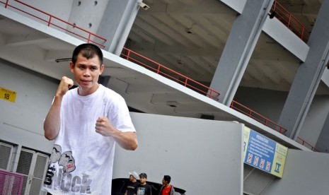   Petinju Chris John menjalani latihan fisik di Stadion Utama Gelora Bung Karno, Jakarta, Rabu (31/10).  (Yudhi Mahatma/Antara)