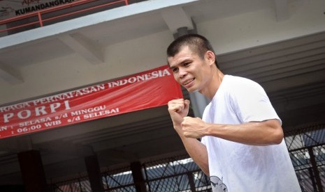   Petinju Chris John menjalani latihan fisik di Stadion Utama Gelora Bung Karno, Jakarta, Rabu (31/10).  (Yudhi Mahatma/Antara)