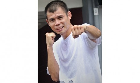   Petinju Chris John menjalani latihan fisik di Stadion Utama Gelora Bung Karno, Jakarta, Rabu (31/10).  (Yudhi Mahatma/Antara)