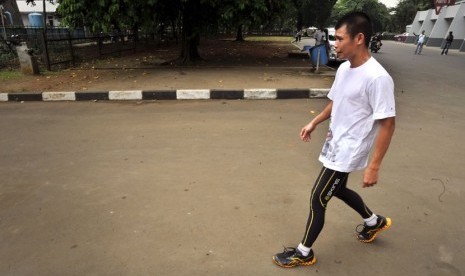   Petinju Chris John menjalani latihan fisik di Stadion Utama Gelora Bung Karno, Jakarta, Rabu (31/10).  (Yudhi Mahatma/Antara)