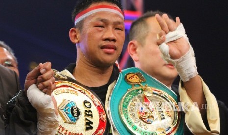 Petinju Daud Yordan melakukan selebrasi usai mengalahkan petinju Afrika Selatan Michael Mokoena dalam pertandingan perebutan gelar juara dunia tinju kelas ringan super 63,50 kilogram versi International Boxing Association (IBA) dan World Boxing Organization (WBO) di Batu, Jawa Timur, beberapa waktu lalu.