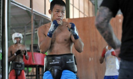 Petinju Daud Yordan (tengah) mendapat arahan dari pelatihnya saat latihan di Kuta, Bali, Rabu (6/1).