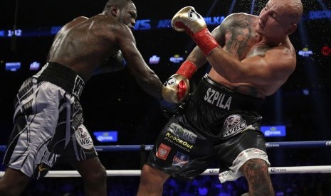 Petinju Deontay Wilder (kiri) dan Artur Szpilka (black shorts) bertarung dalam pertarungan kelas berat di Barclays Center, New York, Sabtu (16/1).