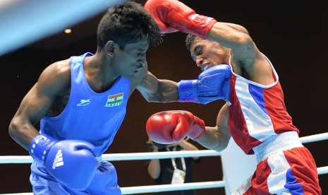 Petinju India, Shyam Kumar Kakara (kiri), melepaskan pukulan ke arah petinju Indonesia, Mario Blasius Kali, saat pertandingan babak final tinju kelas Men's Light Fly (46 - 49 Kg) pada 18th Asian Games Invitation Tournament di JIExpo, Kemayoran, Jakarta, Kamis (15/2). 