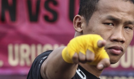 Petinju Indonesia Daud Yordan berpose usai melakukan sesi latihan jelang pertandingan melawan petinju Argentina Cristian Rafael Coria di Jakarta, Selasa (17/5).