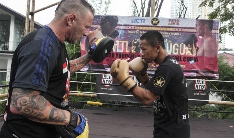 Petinju Indonesia Daud Yordan (kanan) bersama pelatihnya Craig Christian melakukan sesi latihan jelang pertandingan melawan petinju Argentina Cristian Rafael Coria di Jakarta, Selasa (17/5).