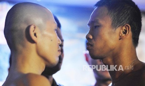 Petinju Indonesia Daud Yordan (kanan) dan Petinju Jepang Yoshitaka Kato (kiri) saling bertatapan seusai timbang badan menjelang pertarungan di Jakarta, Kamis (4/2).Republika/Edwin Dwi Putranto