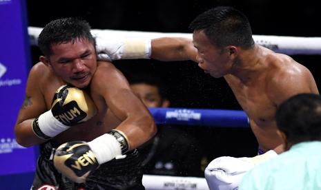 Petinju Indonesia Daud Yordan (kanan) memukul petinju Thailand Panya Uthok pada pertarungan WBC Asian Boxing Council Silver kelas ringan super di Balai Sarbini, Jakarta, Jumat (1/7/2022). Daud Yordan mempertahankan sabuk juara WBC Asian Boxing Council Silver kelas ringan super setelah menang TKO atas Panya Uthok di ronde keenam. 