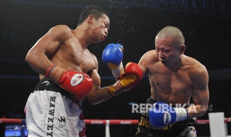 Petinju Indonesia Daud Yordan (kiri) bertanding melawan Petinju Jepang Yoshitaka Kato  untuk memperebutkan sabuk Juara WBO Asia-Pacific dan Africa di Balai Sarbini, Jakarta, Jumat (5/2).Republika/Edwin Dwi Putranto