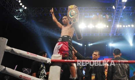 Petinju Indonesia Daud Yordan mengangkat sabuk juara tinju WBO Asia-Pacific dan Africa usai melawan Petinju Jepang Yoshitaka Kato di Balai Sarbini, Jakarta, Jumat (5/2).Republika/Edwin Dwi Putranto