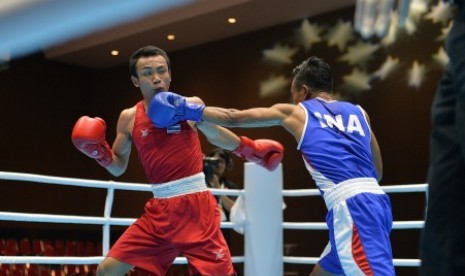 Petinju Indonesia Valentinus Nahak (kanan) melepaskan pukulan ke arah petinju Thailand Kritiphak Duangnut (kiri) saat pertandingan babak perempat final kelas Men's Fly (52 Kg) pada 18th Asian Games Invitation Tournament di JIExpo, Kemayoran, Jakarta, Senin (12/2). 