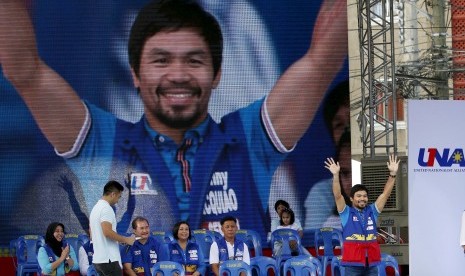 Petinju Manny Pacquiao berkampanye untuk pencalonannya sebagai anggota senat di Mandaluyong City, Filipina.