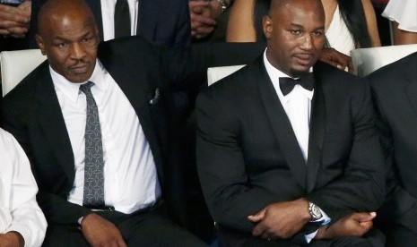 Legenda tinju Mike Tyson (kiri) dan Lennox Lewis duduk berdampingan.