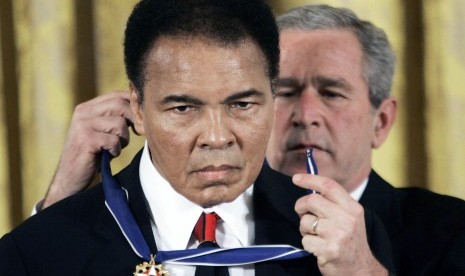 Legenda tinju almarhum Muhammad Ali. Sketsa Sting Like a Bee karyanya terjual dalam lelang di New York, AS, Selasa (5/10).