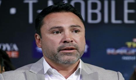 Petinju Oscar De La Hoya yang gagal bertarung dengan mantan juara UFC Victor Belfort setelah positif Covid-19.