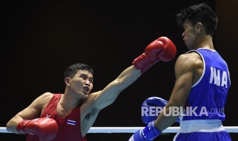 Petinju Thailand Saylom Ardee (kiri) memukul petinju Indonesia Grace Savon Simangunsong dalam babak final kelas Men's Welter (69 kg) 18th Asian Games Invitation Tournament di JIExpo, Jakarta, Kamis (15/2).