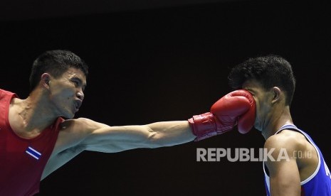 Petinju Thailand Saylom Ardee (kiri) memukul petinju Indonesia Grace Savon Simangunsong dalam babak final kelas Welter (69 kg) Turnamen Invitasi Asian Games 2018 di JIExpo, Jakarta, Kamis (15/2). 