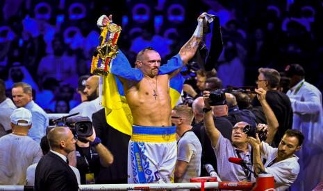 Petinju Ukraina Oleksandr Usyk melakukan selebrasi seusai mengalahkan Anthony Joshua di King Abdullah Sports City Arena, Ahad (21/8/2022).