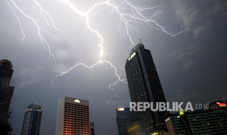 Petir menjalar di langit Jakarta Pusat, Ahad (2/4). 