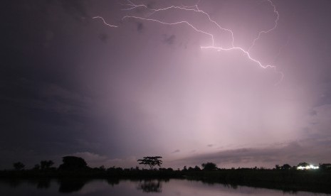 Petir menyambar di kawasan kampung nelayan Pabean udik, Indramayu, Jawa Barat, Kamis (22/2). Badan Meteorologi, Klimatologi dan Geofisika memperkirakan puncak musim hujan berlangsung hingga bulan Maret dan menghimbau masyarakat akan terjadinya hujan lebat yang dapat mengakibatkan bencana banjir dan longsor.