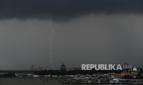  Petir menyambar di langit Kota Surabaya, Jawa timur, Kamis (12/1).