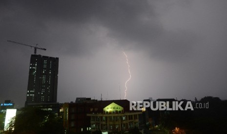  Petir menyambar di wilayah Jakarta Selatan, Senin (22/2) malam. 