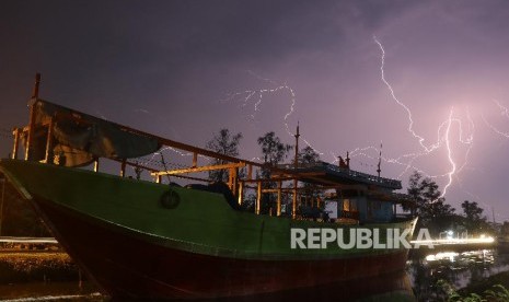 Petir. Ketahui cara menghindar dari kemungkinan tersambar petir.