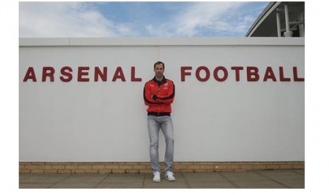 Petr Cech berpose di klub barunya