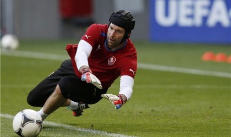 Petr Cech, kiper timnas Ceska, melakukan sesi latihan di Wroclaw, Polandia, pada Senin (11/6). 