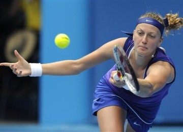  Petra Kvitova, petenis Republik Cheska, melepaskan pukulan forehand saat menghadapi petenis Italia, Sara Errani, di babak perempat final Australia Terbuka di Melbourne, Australia, Rabu (25/1). 