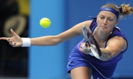  Petra Kvitova, petenis Republik Cheska, melepaskan pukulan forehand saat menghadapi petenis Italia, Sara Errani, di babak perempat final Australia Terbuka di Melbourne, Australia, Rabu (25/1). 