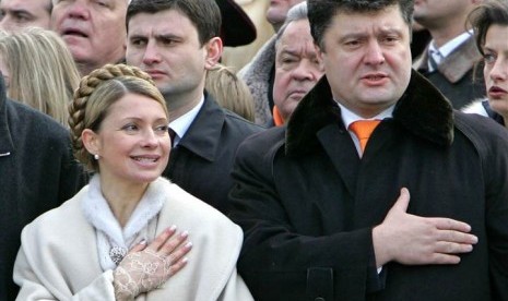 Petro Poroshenko (right)