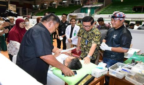 Petrokimia Gresik, anggota holding Pupuk Indonesia berkomitmen untuk meningkatkan derajat kesehatan masyarakat sekitar perusahaan, melalui sejumlah program unggulan. Hal ini disampaikan Direktur Utama Petrokimia Gresik, Dwi Satriyo Annurogo, Selasa (14/11/2023) dalam rangka memperingati Hari Kesehatan Nasional 2023.