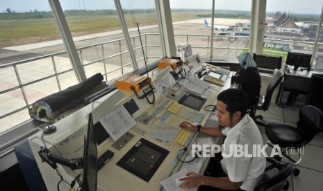 Petugas Air Traffic Control (ATC) memandu keberangkatan pesawat udara di Bandara Internasional Minangkabau (BIM). (ilustrasi)