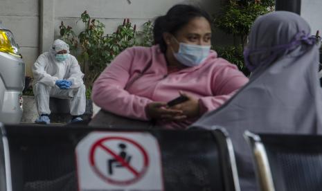 Petugas ambulans beristirahat di area parkir Rumah Sakit Khusus Ibu dan Anak, Bandung, Jawa Barat, Rabu (16/6/2021). Kementerian Kesehatan Indonesia menyatakan masyarakat Indonesia harus lebih taat protokol kesehatan COVID-19 karena hingga saat ini telah terdata 145 kasus aktif varian baru COVID-19 yang tersebar di 12 provinsi di Indonesia.