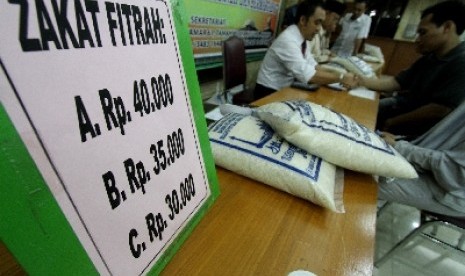 Petugas amil zakat membimbing warga yang akan membayar zakat fitrah di Masjid Istiqlal, Jakarta.