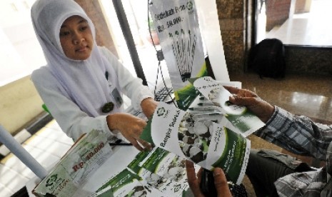 Petugas amil zakat sedang menjelaskan informasi kepada pekerja di Jakarta