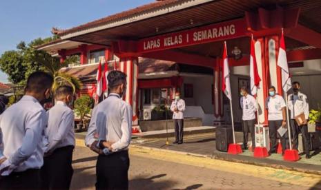 Petugas apel di Lembaga Pemasyarakatan (Lapas) Kelas 1 Semarang. Sebanyak 15 narapidana kasus tindak pidana korupsi dan terorisme Lapas Kelas I Semarang, Jawa Tengah, memperoleh pengurangan masa hukuman atau remisi dalam memeringati HUT Ke-77 Kemerdekaan Republik Indonesia.