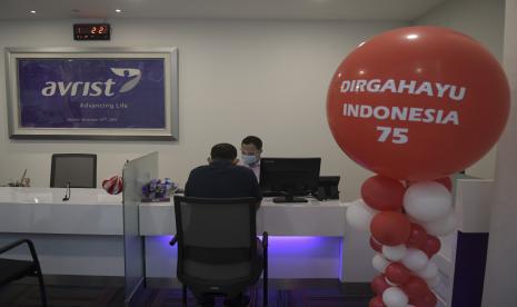 Petugas asuransi melayani nasabah di Kantor Avrist Assurance, Jakarta, Senin (24/8/2020). Menurut data Asosiasi Asuransi Jiwa Indonesia (AAJI), industri asuransi jiwa telah membayarkan klaim asuransi COVID-19 senilai Rp216,02 miliar untuk 1.642 polis di kuartal kedua tahun 2020.