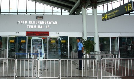 Petugas Avsec berjaga di depan pintu masuk Terminal 1 B Keberangkatan Bandara Soekarno Hatta (Soetta), Tangerang, Banten, Selasa (12/2/2019).