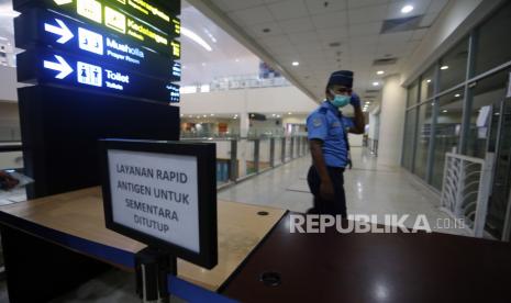 Petugas AVSEC berjaga di lokasi pelayanan swab Antigen yang telah ditutup di Lantai Mezzanine Bandara Internasional Kualanamu, Deli Serdang, Sumatera Utara, Rabu (28/4/2021). Menteri BUMN Erick Thohir memecat seluruh direksi Kimia Farma Diagnostika (KFD) sebagai tindak lanjut atas kasus antigen bekas yang terjadi di Bandara Kualanamu, beberapa waktu lalu. 