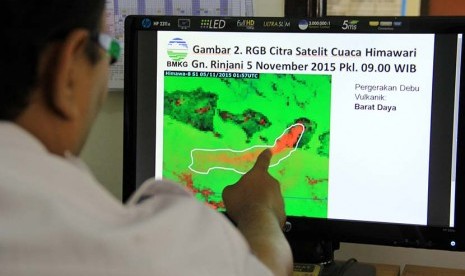 Petugas Badan Meteorologi Klimatologi dan Geofisika (BMKG) kelas III Banyuwangi mengawasi sebaran abu vulkanik Gunung Rinjani di Kantor BMKG Banyuwangi, Jawa Timur, Kamis (5/11). 