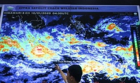 Antisipasi Dampak Siklon Tropis Claudia Hingga Kamis. Foto: Petugas Badan Meteorologi, Klimatologi dan Geofisika (BMKG) memantau monitor citra satelit cuaca di gedung BMKG, Jakarta, Jumat (10/1/2020).