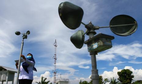 Petugas Badan Meteorologi Klimatologi dan Geofisika (BMKG) mencatat angka yang tertera pada alat pengukur kecepatan angin atau anemometer di Stasiun Klimatologi BMKG Karangploso, Malang, Jawa Timur, Rabu (25/5/2022). BMKG meminta masyarakat mewaspadai aliran angin siklonik di barat daya Pulau Sumatera yang mengakibatkan terjadinya angin kencang dengan kecepatan 5 hingga 45 kilometer per jam serta gelombang tinggi dengan ketinggian 4 hingga 5 meter di perairan Pulau Jawa dan Sumatera bagian Selatan. 