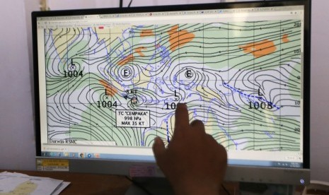 Petugas Badan Meteorologi Klimatologi dan Geofisika (BMKG) mengamati arah angin melalui monitor di kantor BMKG Banyuwangi, Jawa Timur, Rabu (29/11). 