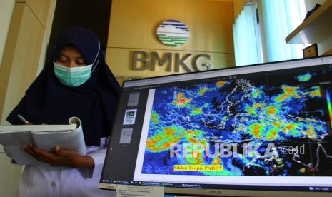 Petugas Badan Meteorologi, Klimatologi dan Geofisika (BMKG) mengamati pergerakan sikon tropis.  Badan Meteorologi Klimatologi dan Geofisika (BMKG) Wilayah III Denpasar, Bali, meminta masyarakat setempat mewaspadai dampak Siklon Tropis Ilsa yang terpantau di Samudra Hindia atau sekitar 580 km sebelah selatan-barat daya Pulau Rote, Nusa Tenggara Timur (NTT).